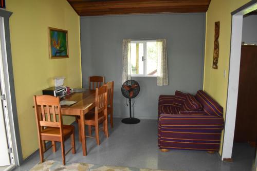 ein Wohnzimmer mit einem Tisch, Stühlen und einem Sofa in der Unterkunft Hidden Haven in Unitedville