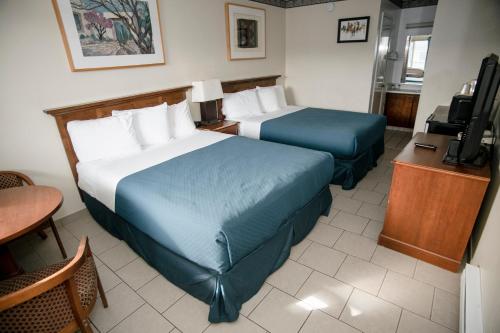 A bed or beds in a room at Pacific Inn