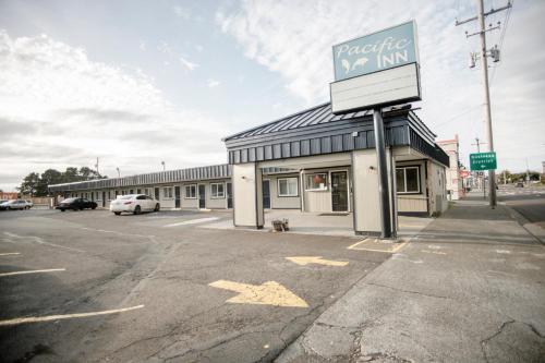 an empty parking lot in front of a store at Pacific Inn in Crescent City