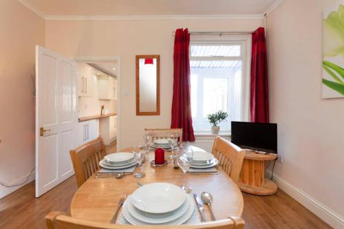 TV a/nebo společenská místnost v ubytování Charming 2-Bedroom House Ibstock, Leicester