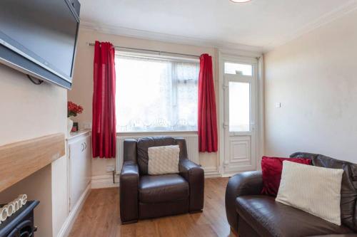 TV a/nebo společenská místnost v ubytování Charming 2-Bedroom House Ibstock, Leicester