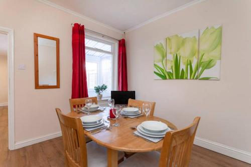 Fotografie z fotogalerie ubytování Charming 2-Bedroom House Ibstock, Leicester v destinaci Leicester