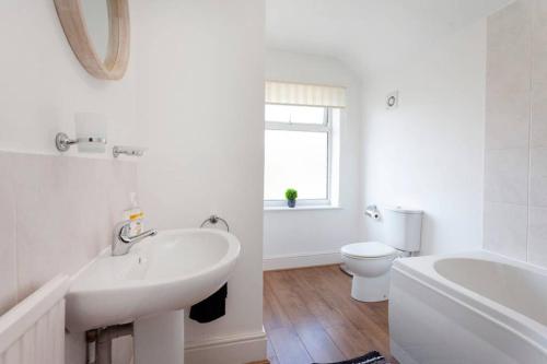 Koupelna v ubytování Charming 2-Bedroom House Ibstock, Leicester
