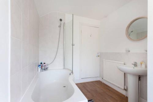 Koupelna v ubytování Charming 2-Bedroom House Ibstock, Leicester