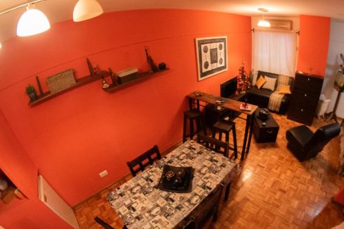 vistas panorámicas a una sala de estar con mesa y sillas en Apart Mendoza Centrico en Mendoza