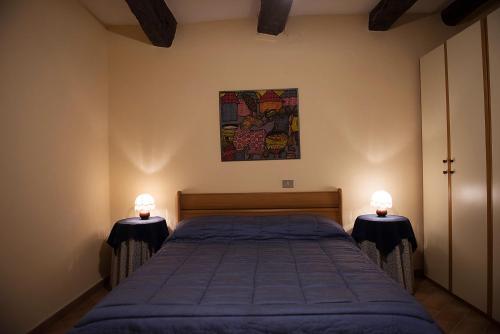 a bedroom with a bed with two lamps on it at Casa vacanze Da Anastasia in Orvieto