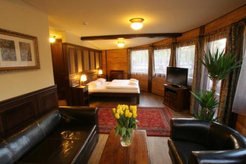 salon z kanapą i łóżkiem w obiekcie Boat Hotel Matylda w Pradze