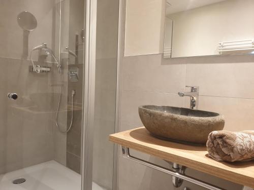 ein Bad mit einem Waschbecken und einer Dusche in der Unterkunft Gasthof Bräuhaus Lepple in Vöhringen