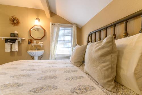Кровать или кровати в номере Beachrunners Inn