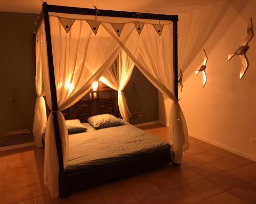 A bed or beds in a room at La villa FLau Studio Frégate