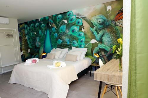a room with two beds with a mural on the wall at Le Jardin Secret de Faro Guesthouse in Faro