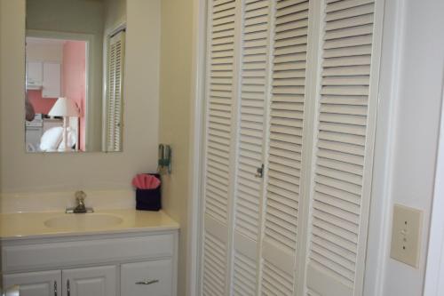 bagno con lavandino e specchio di Beach Front Motel Cedar Key a Cedar Key