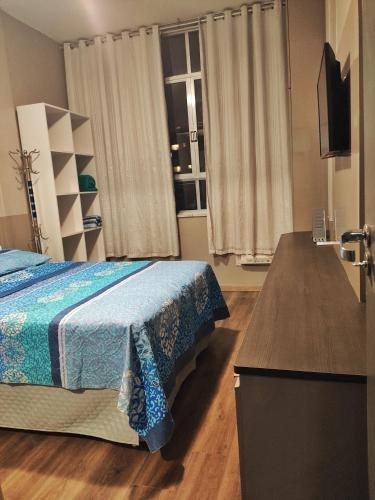 um quarto com uma cama e uma televisão em Cristo plus Ocean view,Super Cool Modern Copacabana no Rio de Janeiro