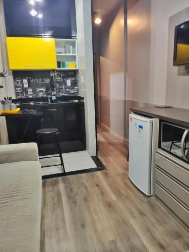sala de estar con cocina con encimera en Cristo plus Ocean view,Super Cool Modern Copacabana, en Río de Janeiro