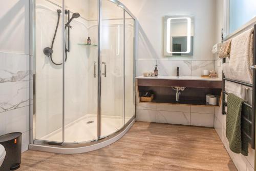 W łazience znajduje się prysznic i umywalka. w obiekcie Parkside Boutique Lodge w mieście Rotorua