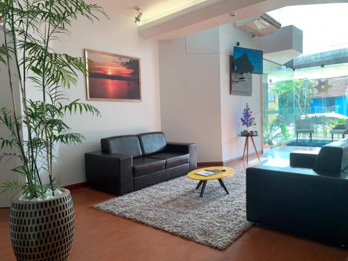 ein Wohnzimmer mit einem Sofa und einem Tisch in der Unterkunft SAMIR HOTEL COMFORT in Porto Velho