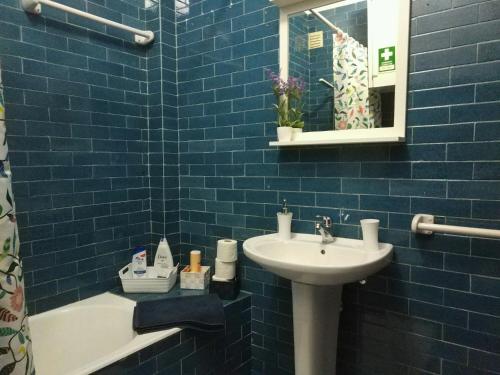Ένα μπάνιο στο ! Free Parking Street ! Ground Floor with Washer!