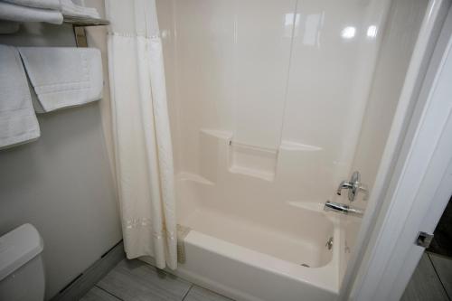 a bathroom with a shower and a white tub at Anchor Beach Inn in Crescent City