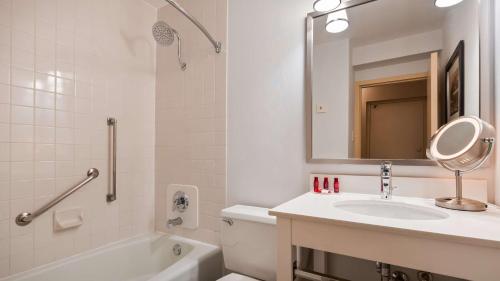 Ένα μπάνιο στο Best Western Premier Kansas City Sports Complex Hotel
