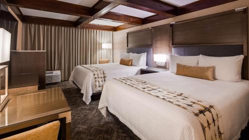 Best Western Premier Kansas City Sports Complex Hotel tesisinde bir odada yatak veya yataklar