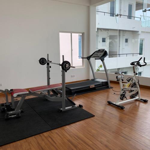 un gimnasio con dos bicicletas estáticas y una cinta de correr en BEACH HAVEN NILAVELI, en Nilaveli