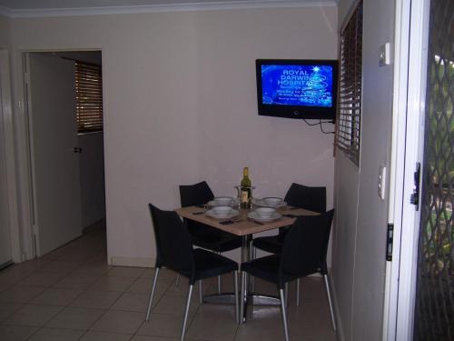Una televisión o centro de entretenimiento en Hidden Valley Holiday Park Darwin