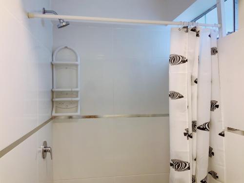 bagno con tenda per la doccia e lavandino di Mar , Familia & Diversion en San Bartolo a San Bartolo