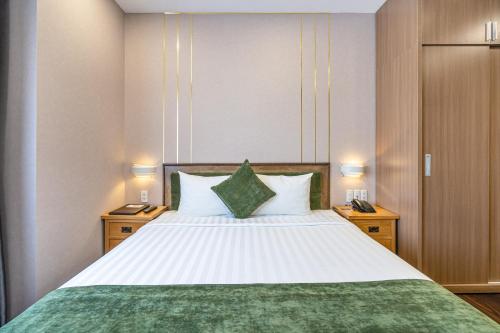Ein Bett oder Betten in einem Zimmer der Unterkunft Emerald Central