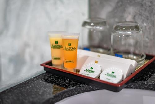 una bandeja con dos bebidas en una mesa en Emerald Central en Ho Chi Minh