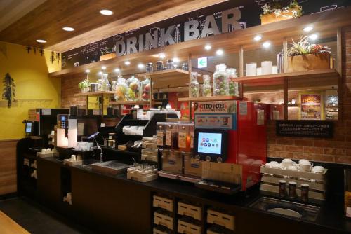 東京にあるスマイルホテル東京日本橋の店内のカウンター付きコーヒーショップ