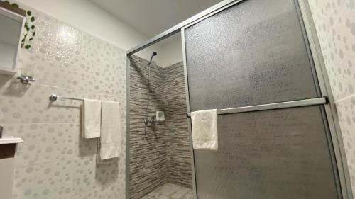 baño con ducha y puerta de cristal en Hotel Imperial en Melo