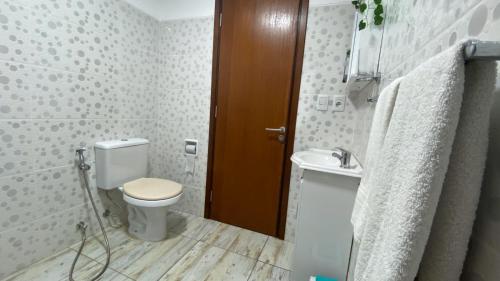 a bathroom with a toilet and a sink at Hotel Imperial in Melo