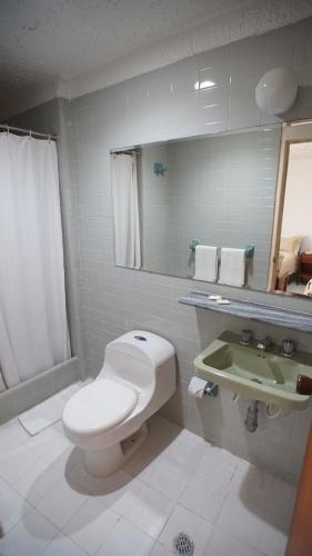 Un baño de Hotel Bachue Girardot