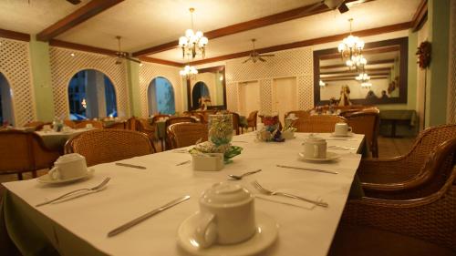 Un restaurante o sitio para comer en Hotel Bachue Girardot