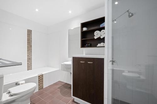 a bathroom with a sink, toilet and bathtub at Mantra Quayside Port Macquarie in Port Macquarie