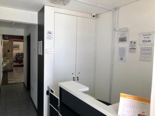 Η κουζίνα ή μικρή κουζίνα στο Quatro Ilhas Beach Hostel
