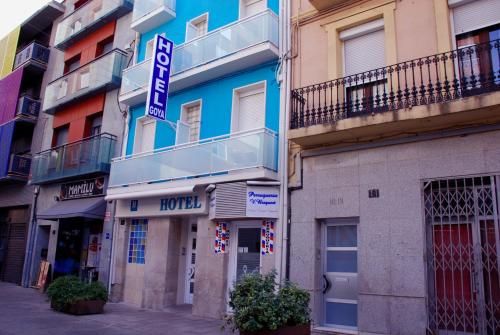 un edificio con un cartel en el costado en Hotel Goya, en Lleida