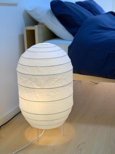 a lamp sitting on the floor next to a bed at QUAYSIDE SAKURAGICHO 201 in Hiranumachō