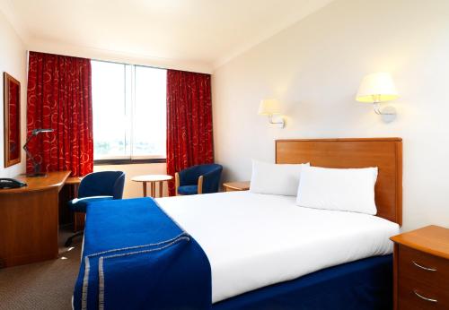 Ліжко або ліжка в номері Airport Inn Gatwick