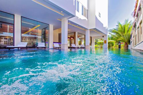 - une piscine au milieu d'une maison dans l'établissement Ally Beach Boutique Hotel Hoian, à Hội An