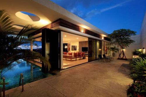 uma casa com vista para uma piscina à noite em The heights penthouse 3bedroom A2 em Kata Beach