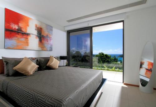 Un pat sau paturi într-o cameră la The heights penthouse 3bedroom A2