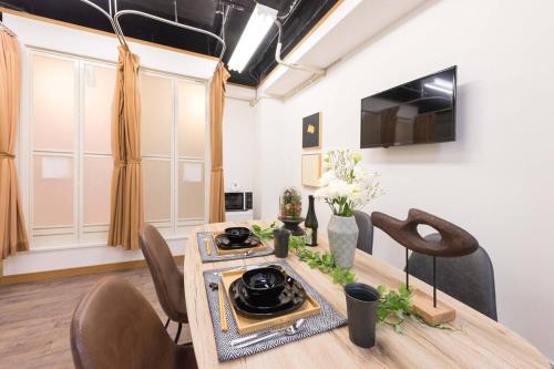 a dining room with a table with chairs and a table at TORA HOTEL Tokyo-Rikugienn 寅ホテル 六義園 A in Tokyo