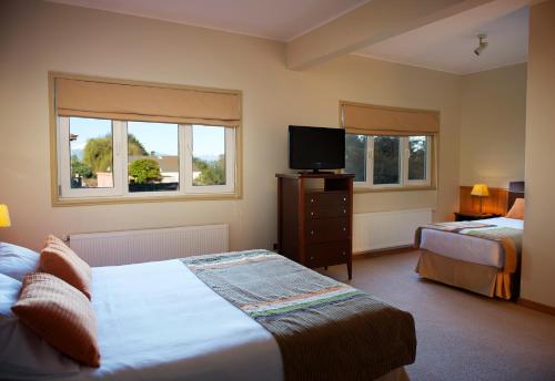 a hotel room with a bed and a television at Park Inn by Radisson Puerto Varas in Puerto Varas