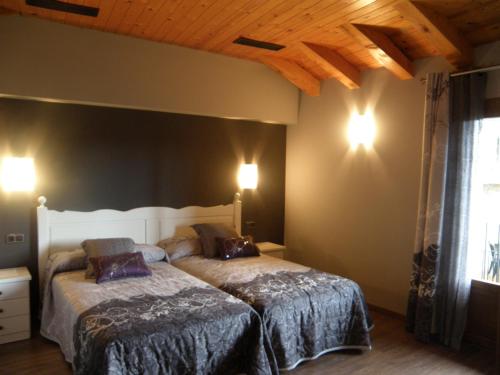 - une chambre avec un grand lit dans l'établissement Casa Cosculluela, à Aínsa