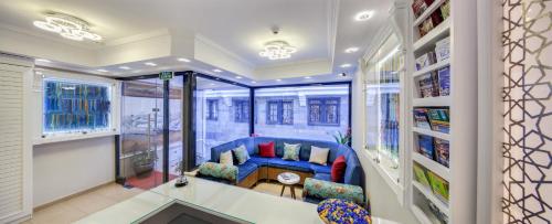 OBAHAN HOTEL-Special Class في إسطنبول: غرفة معيشة مع أريكة زرقاء وطاولة