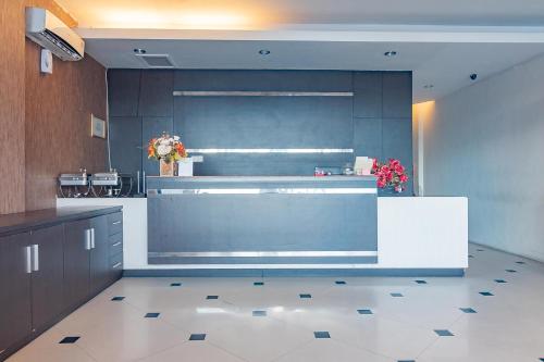 Кухня или мини-кухня в RedDoorz near Stadion Sanaman Mantikei
