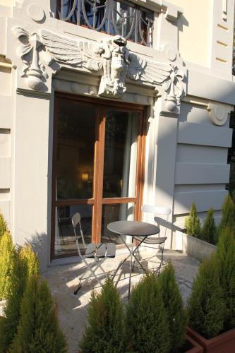 a table and chairs sitting outside of a building at Hotel Villa Betania in Florence