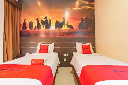 Кровать или кровати в номере RedDoorz near Stadion Sanaman Mantikei