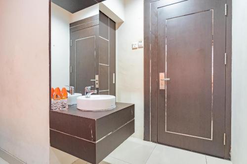 a bathroom with a sink and a mirror at RedDoorz near Stadion Sanaman Mantikei in Palangkaraya